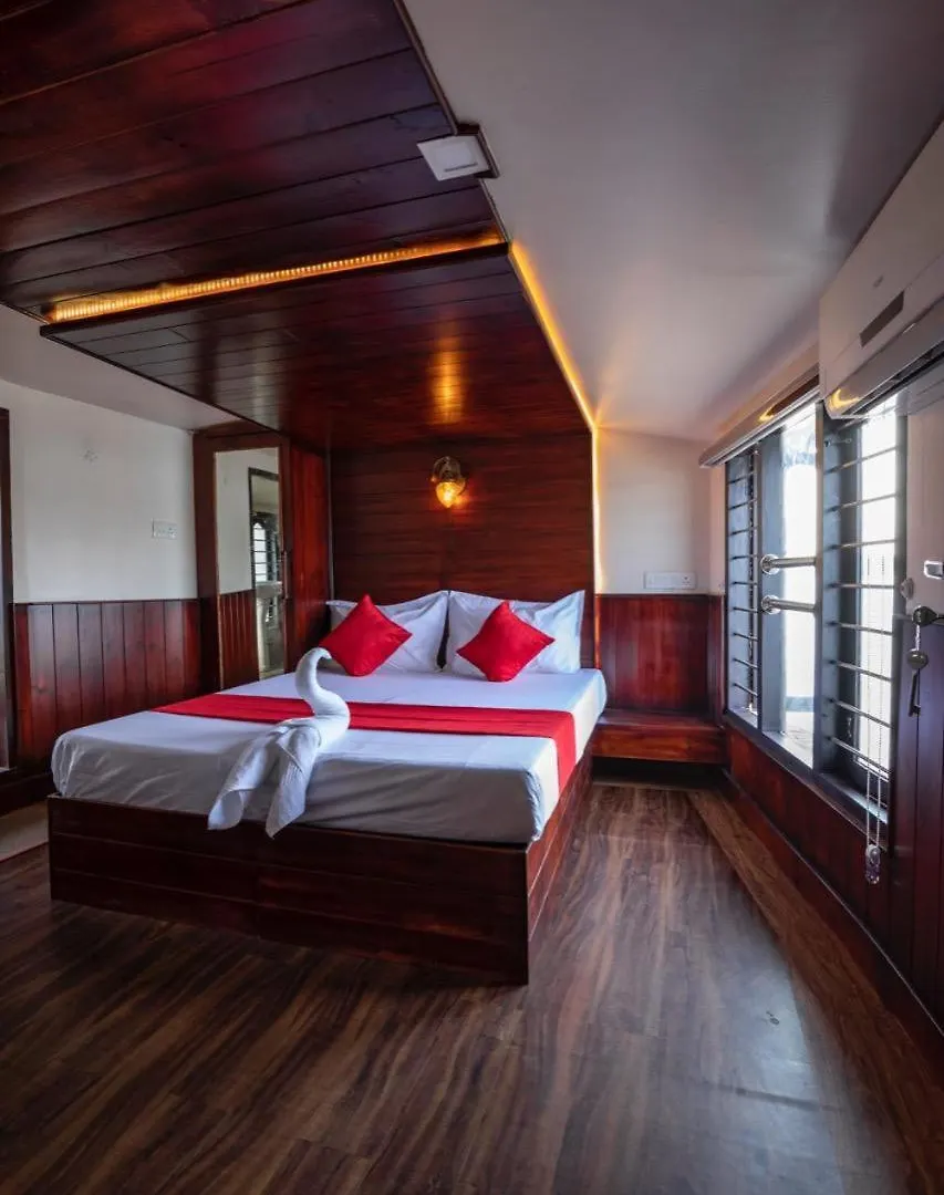 Luxury Boathouse Hotel Alappuzha