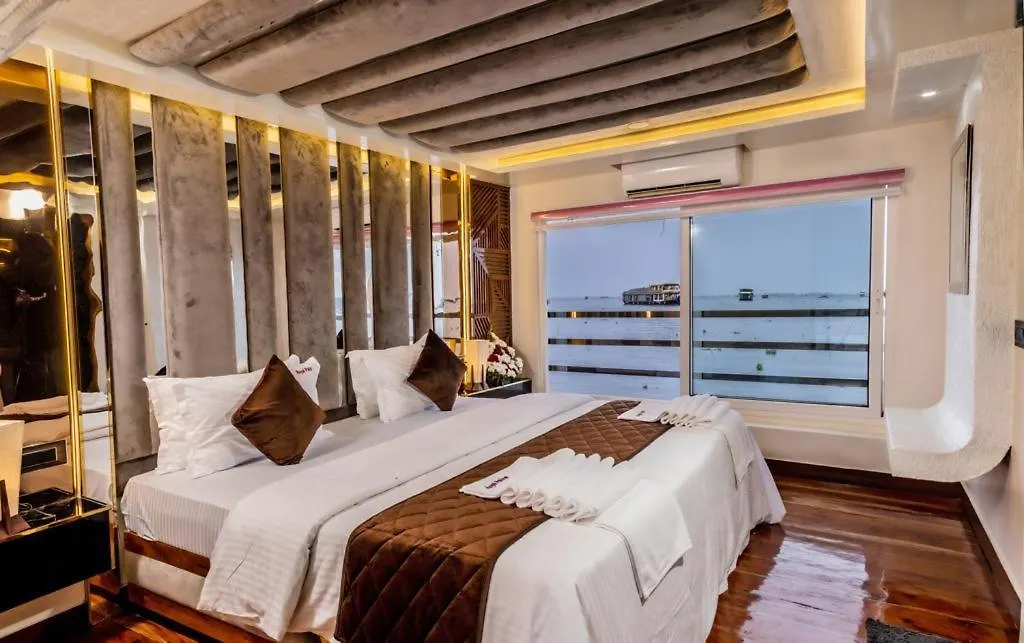 *** Botel Luxury Boathouse Hotel Alappuzha India