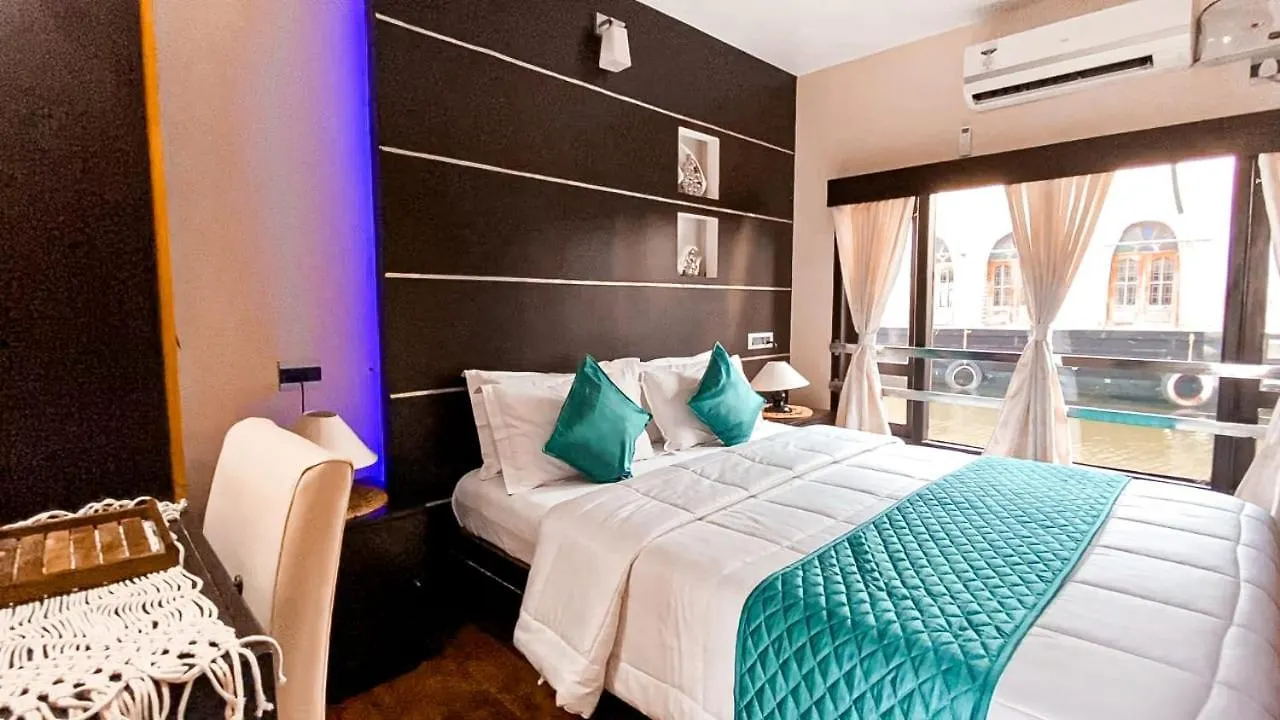 *** Botel Luxury Boathouse Hotel Alappuzha India