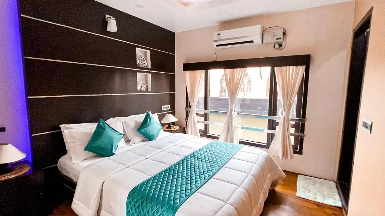Luxury Boathouse Hotel Alappuzha