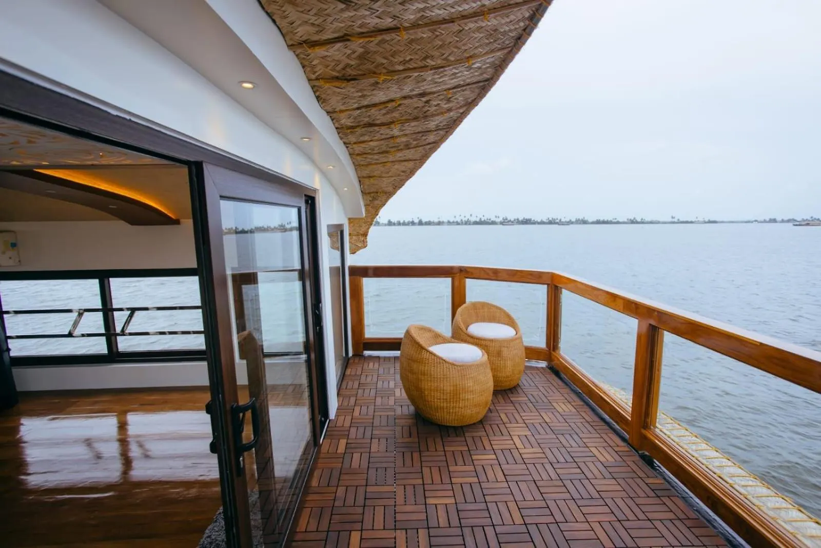 Luxury Boathouse Hotel Alappuzha